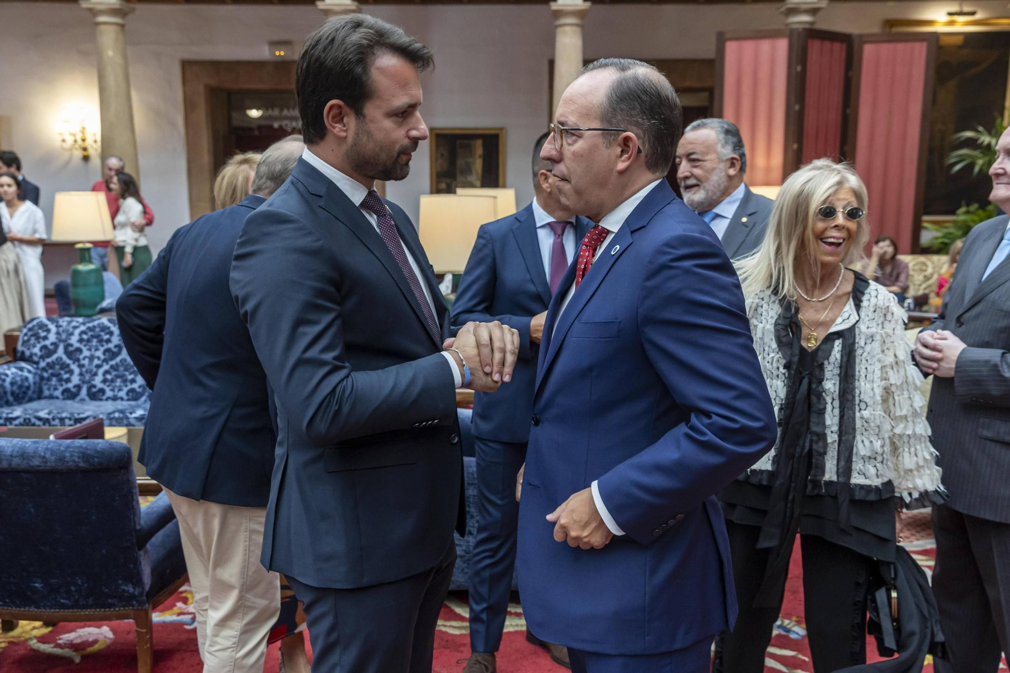 La Asociación Día de Galicia en Asturias entrega su medalla de oro a Adrián Barbón y Carmen Moriyón