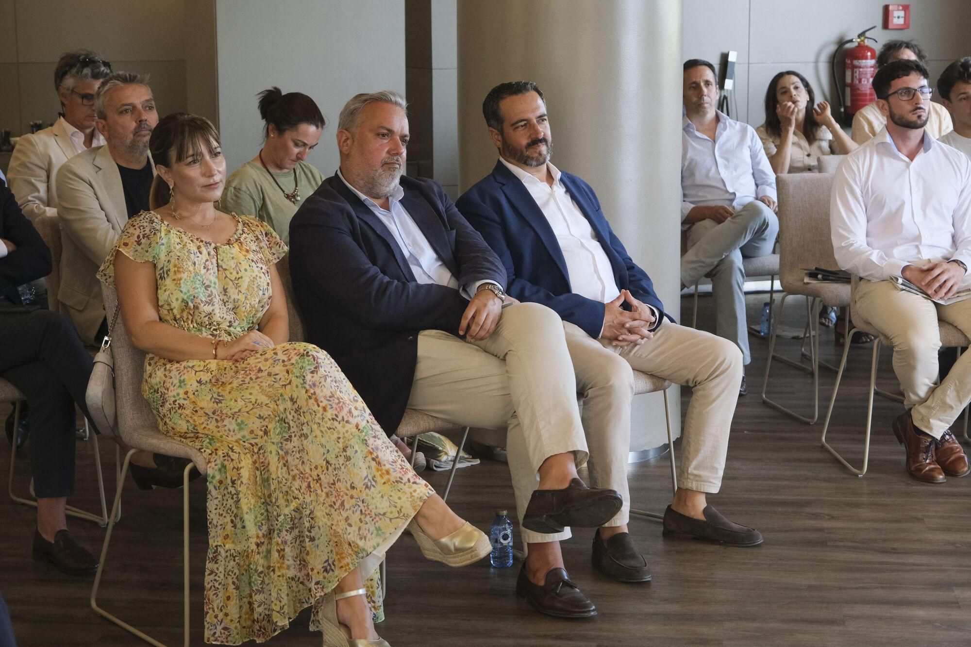 Expertos reunidos por La Opinión apuestan por el conocimiento financiero para superar los actuales tiempos de incertidumbre
