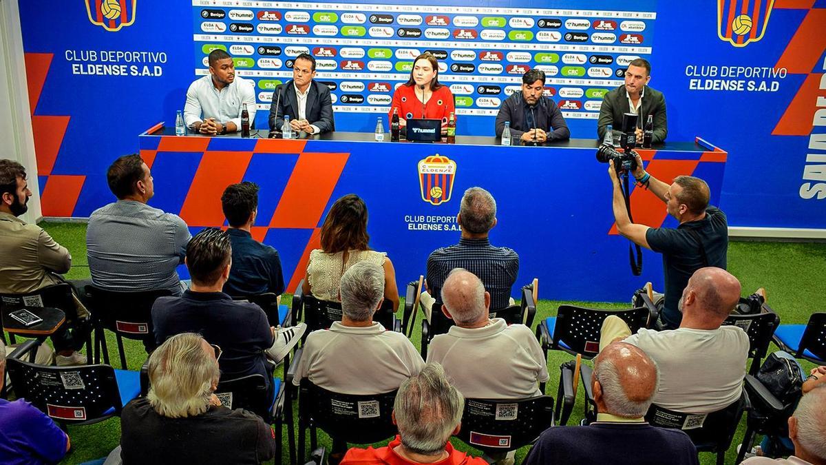 La propiedad del Eldense, junto a trabajadores del área deportiva durante su primera rueda de prensa, en octubre del año pasado.