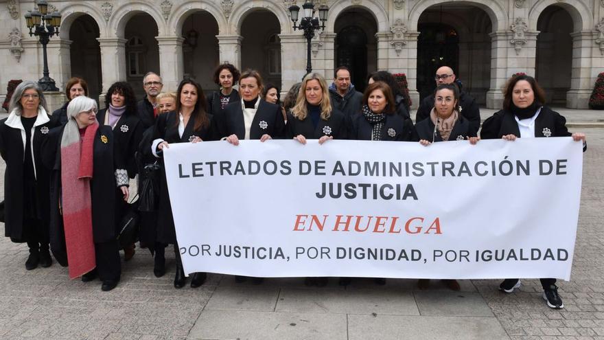 Letrados de administración de justicia en huelga el año pasado, lo que aumentó el atasco. |   // VÍCTOR ECHAVE