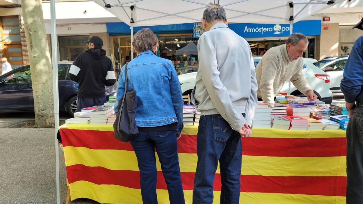 Gent buscant llibres a la parada de La Quatre Cantons