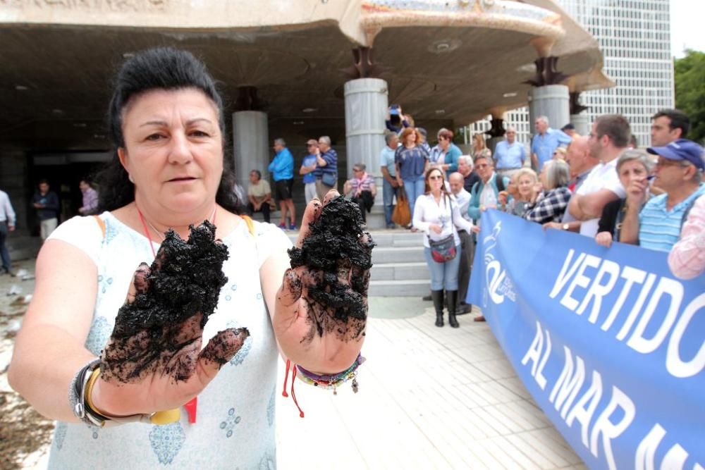 Protesta de vecinos del Mar Menor en la Asamblea