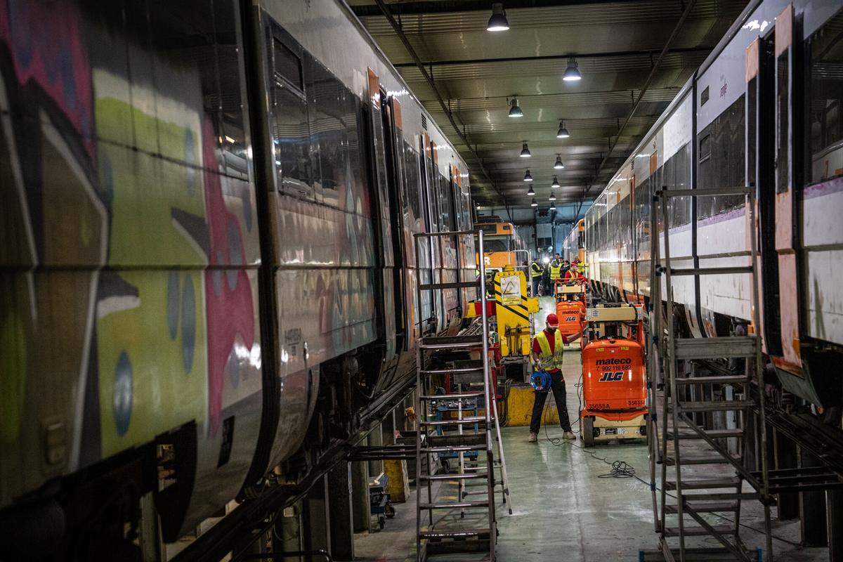 Proceso de limpieza de grafitis e instalación de vinilos en trenes de Rodalies.