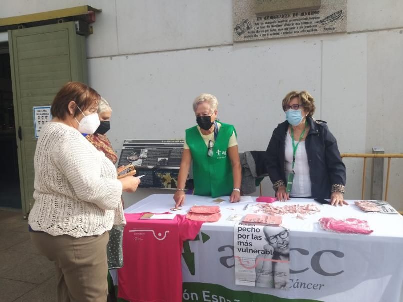 Mesa de la AECC, ayer en Bueu. | // FDV