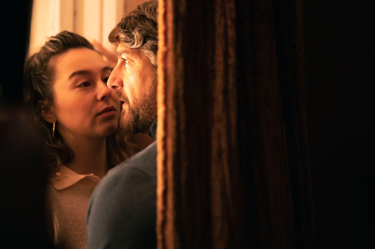 Paula Usero y Félix Gómez, durante el rodaje de 'Solos en la noche'.