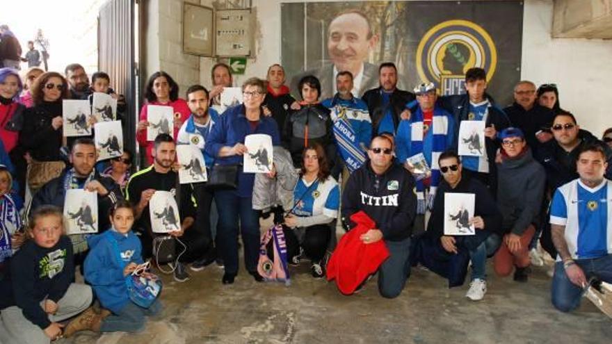 La afición concentrada para homenajear a José Alcaraz en la previa del duelo ante el Hospitalet.