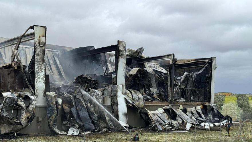 Un incendio arrasa una nave en Lobón y deja una densa humareda visible en la zona