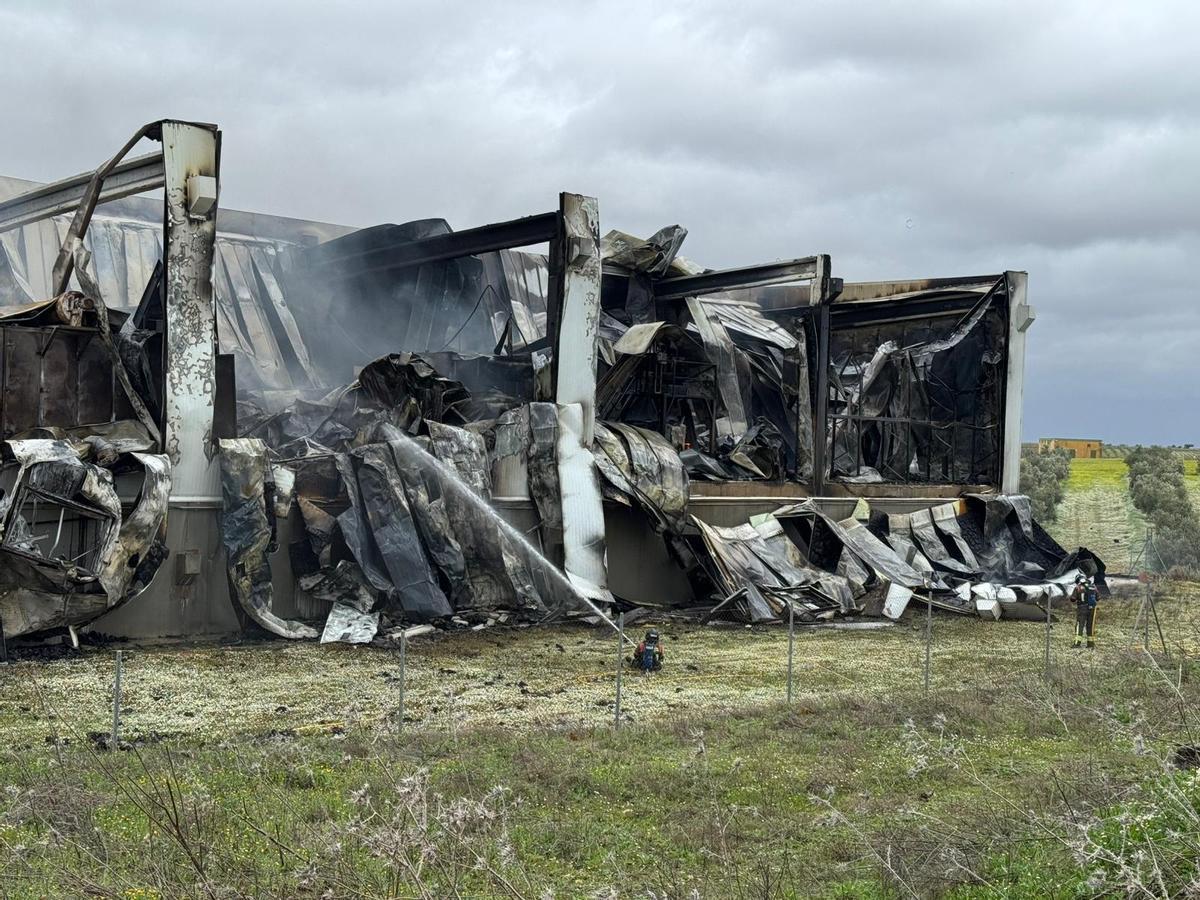 Bomberos extinguen el incendio que ha arrasado una instalación industrial en Lobón.