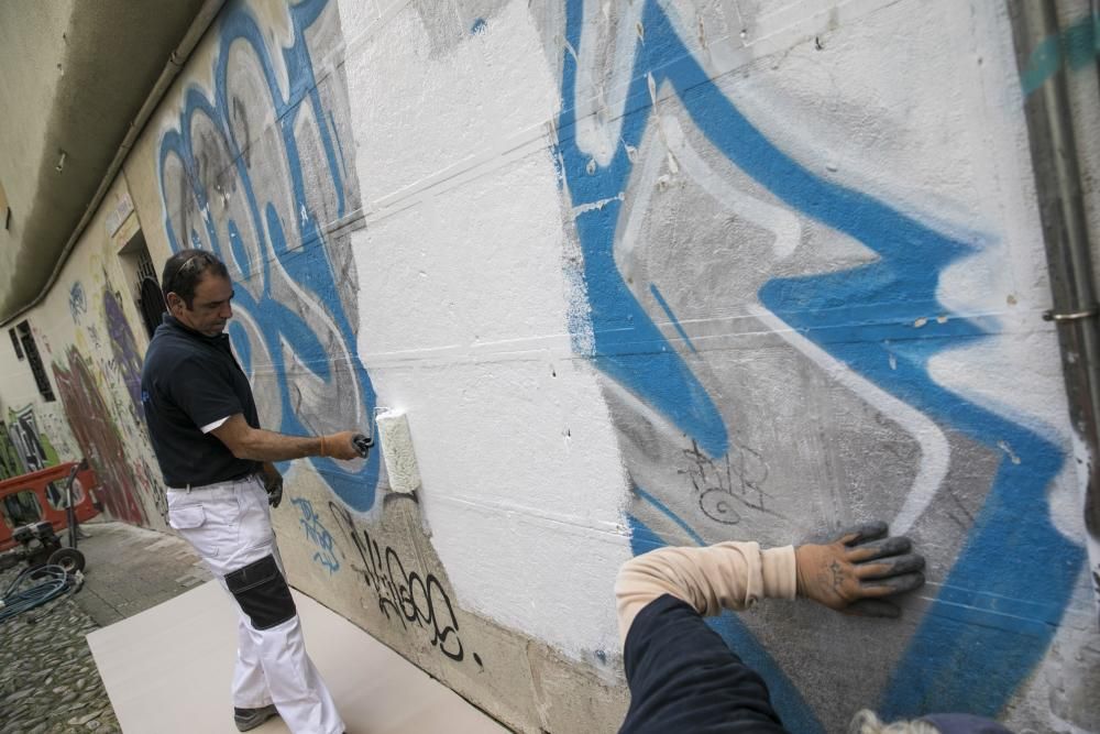 Arranca la limpieza de pintadas del Antiguo