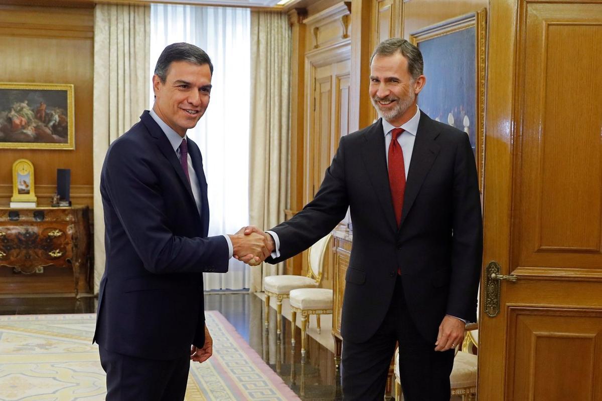 GRAF4574. MADRID, 06/06/2019.- El rey Felipe VI saluda al líder del Partido Socialista PSOE, Pedro Sánchez (i), en el Palacio de la Zarzuela, dentro de la ronda de consultas con los dirigentes de los partidos políticos con representación parlamentaria para designar candidato a la investidura. EFE/Juan Carlos Hidalgo ***POOL***