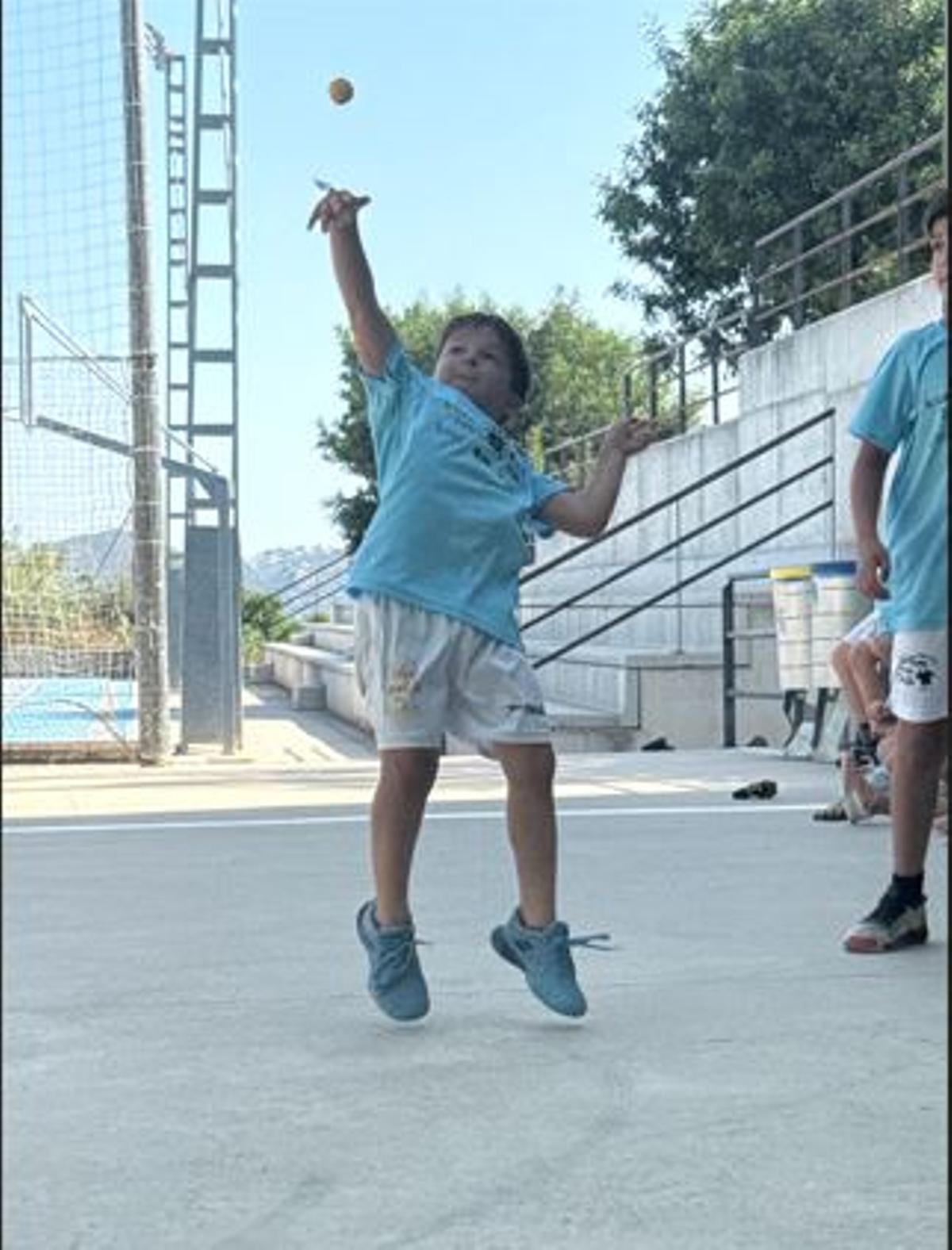 Els xiquets i les xiquetes podran jugar a raspall, llargues, frontó, galotxa, escala i corda i les modalitats internacionals -one wall i joc internacional- al llarg d’una setmana.