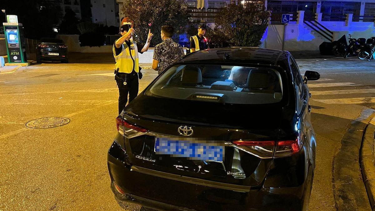 La Policía Local para a un taxi pirata en un control, en una imagen de archivo