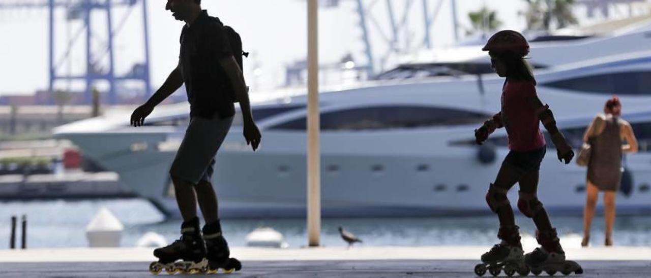 Patinadores en el tinglado 2 de la Marina de València.