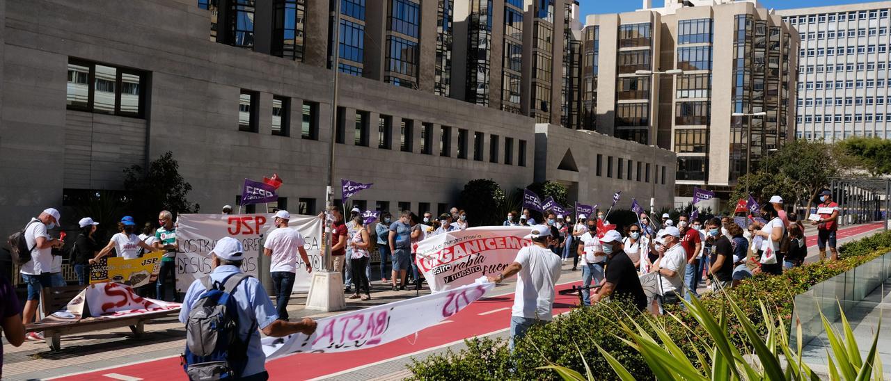 Protesta de los trabajadores de JSP en la capital grancanaria.