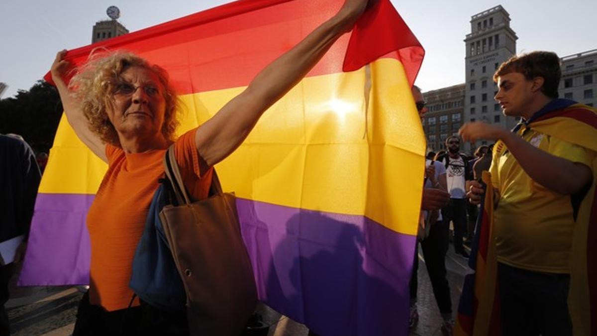 Aspecto de la plaza de Catalunya de Barcelona durante la concentración para pedir el referendo sobre la monarquía y la tercera república, este lunes.