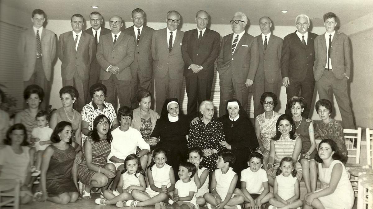 Con su madre, sus diez hermanos, entre ellos Paco del Riego, y demás familiares en 1968.
