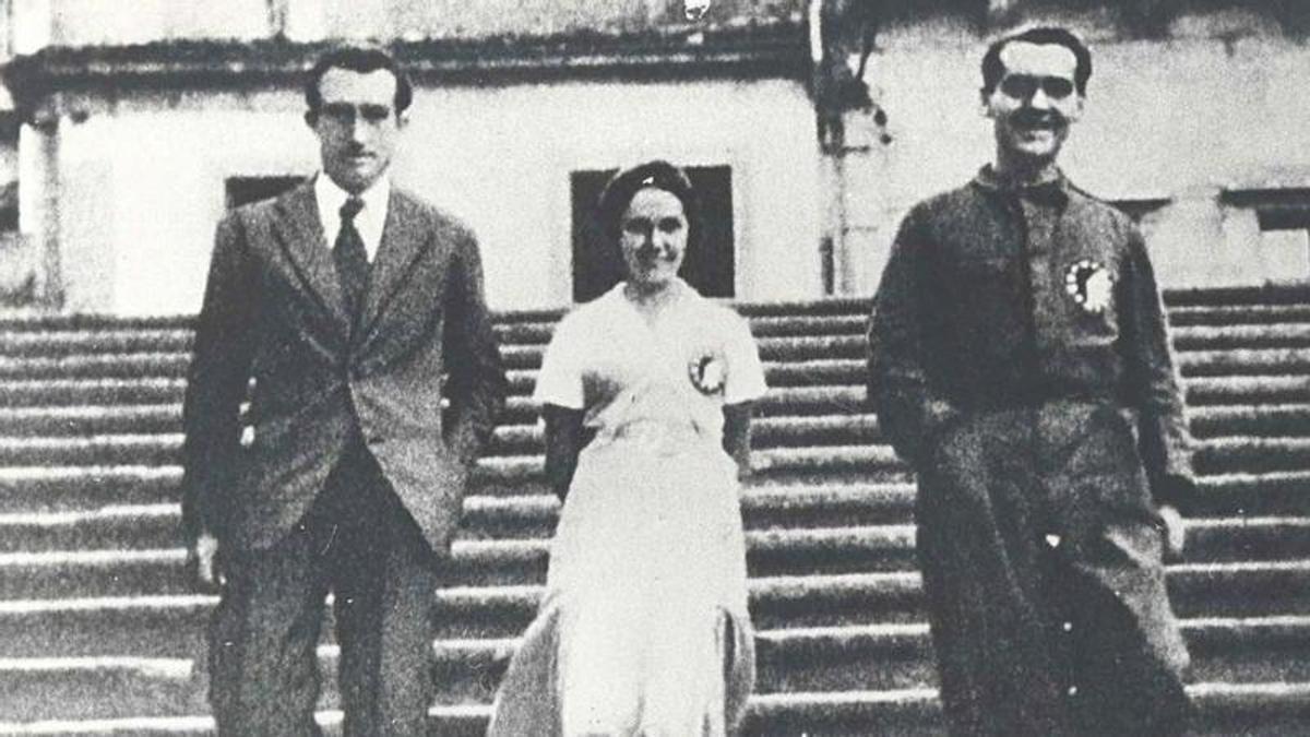 Lorca baixando as escaleiras da Quintana de Vivos con Arturo Sáenz de la Calzada e Ketty Aguado, posiblemente o 24 de agosto de 1932. Esa noite, con La Barraca, representaron ante 6000 personas os 'Entremeses' de Cervantes.