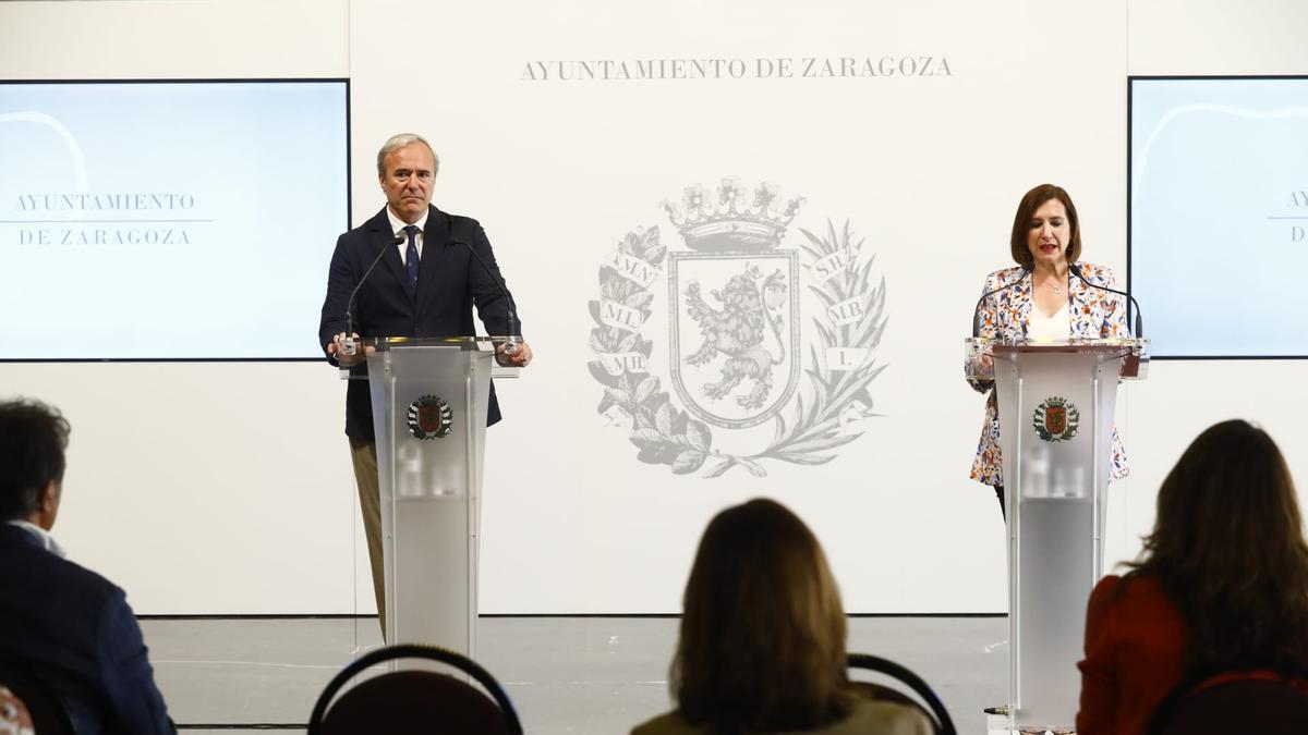 El alcalde de Zaragoza, Jorge Azcón, junto a la vicealcaldesa, Sara Fernández.