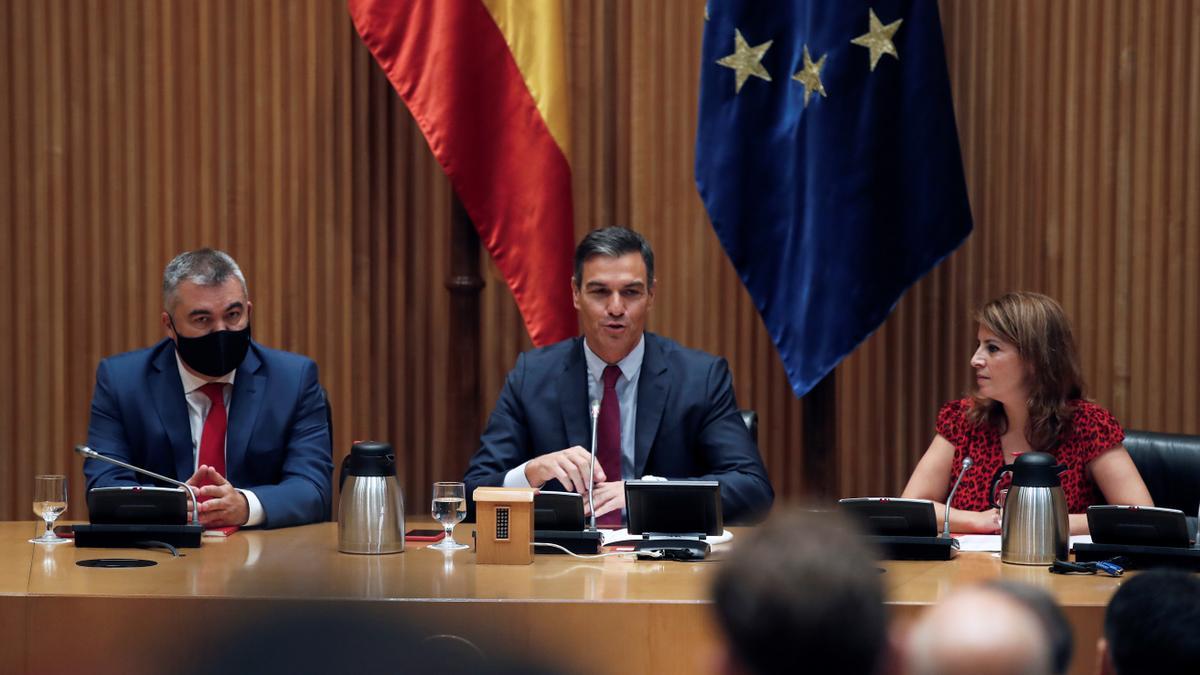 Pedro Sánchez, con Santos Cerdán y Adriana Lastra, en una reunión del grupo parlamentario en el Congreso..