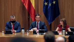 Pedro Sánchez, con Santos Cerdán y Adriana Lastra, en una reunión del grupo parlamentario en el Congreso.. 