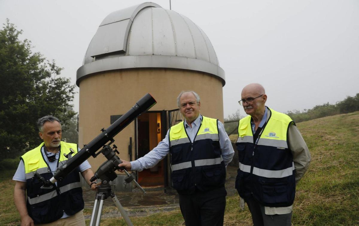 Por la izquierda, Isaías Gonzalo, Santiago Gándara y José Ramón Vidal,  en el observatorio del Monte Deva. | |  MARCO LEÓN