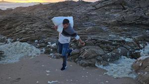 Rodrigo Fresco, el 13 de diciembre retirando los primeros sacos de la playa de Balieiros.