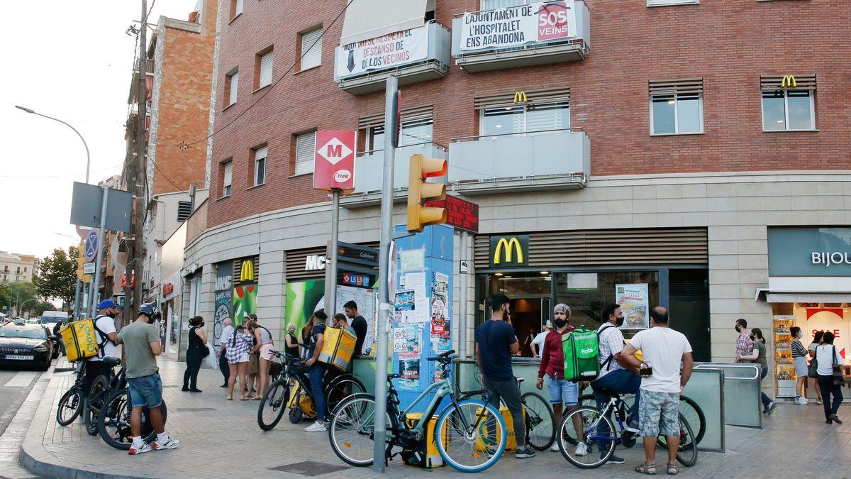 Varios ’riders’ esperan pedidos a la entrada de un McDonald&#039;s.