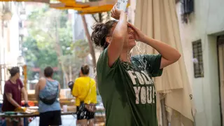 La ola de calor azota Gràcia en la recta final de preparativos de las fiestas: "¡Mejor esto que lluvia!"
