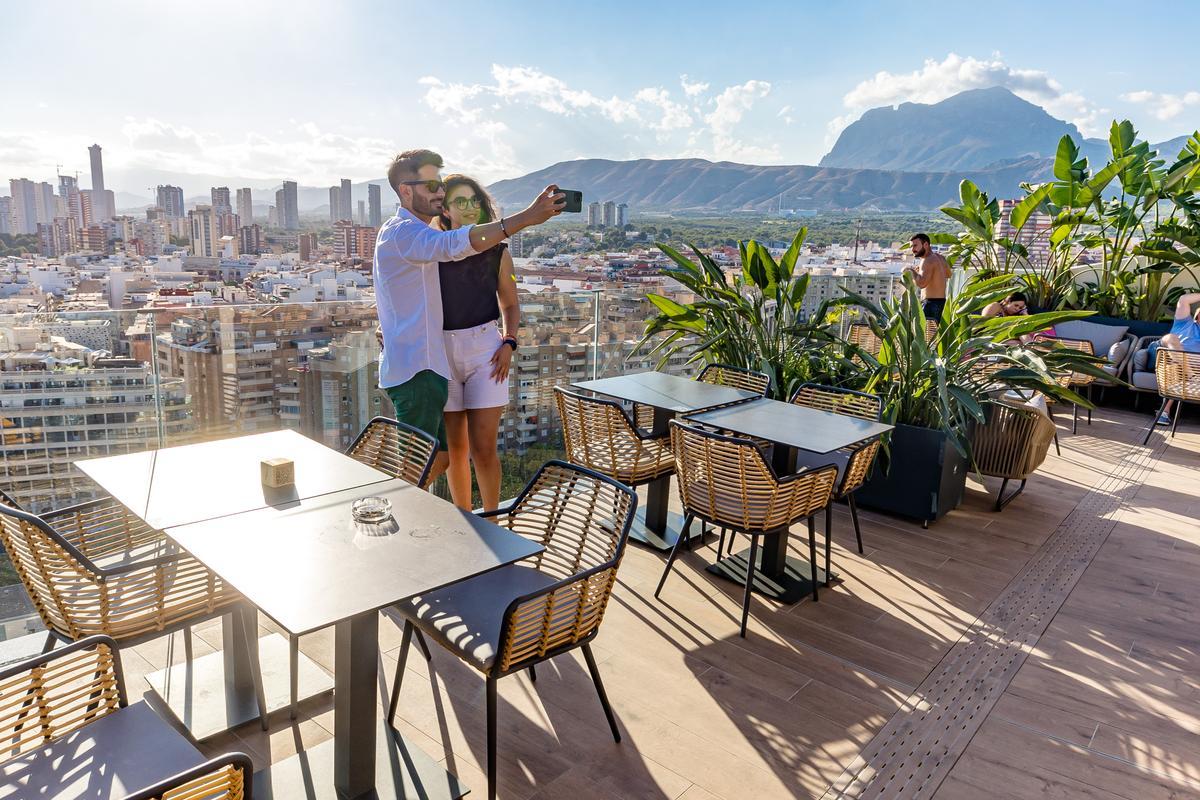 Una de las terrazas con el &quot;sky line&quot; de Benidorm de fondo.