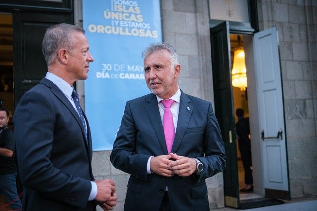 Acto institucional del Día de Canarias en el Teatro Guimerá