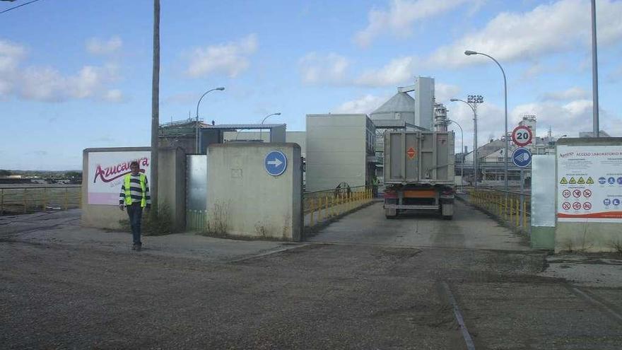 Un camión accede a las instalaciones de la Azucarera de Toro para descargar remolacha.