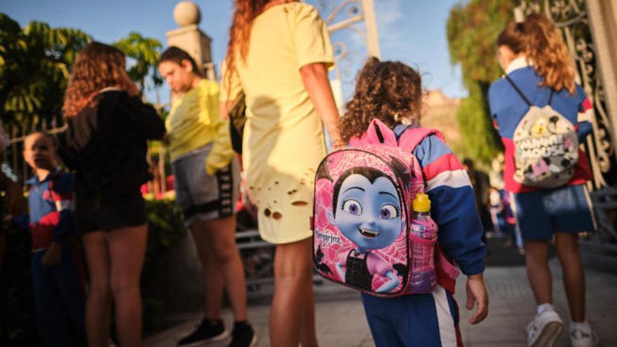 Varios niños entran al CEIP Ofra-Vistabella en su primer día de clase.