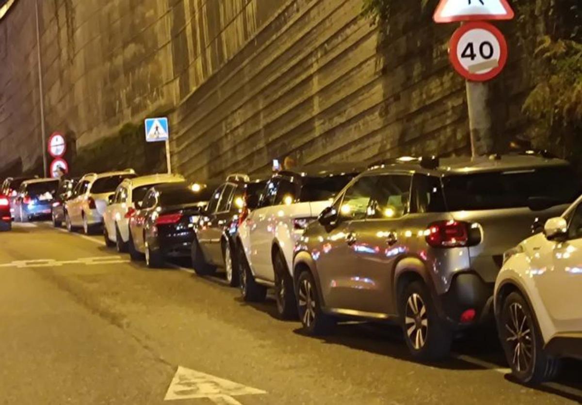 Coches aparcados en el
 acceso a la AP-9 desde
 Isaac Peral.   | // R. GROBAS