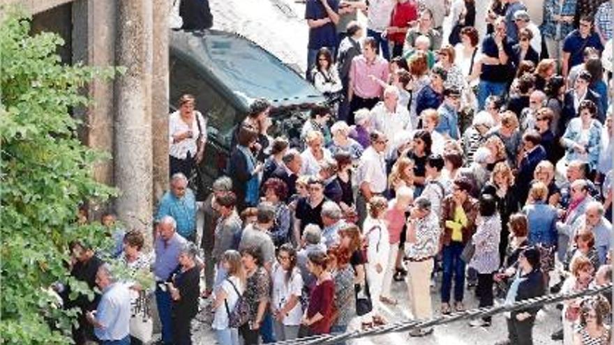 Desenes de persones no van poder seguir la cerimònia des de l&#039;interior de l&#039;església.