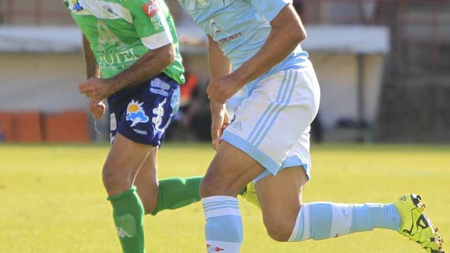 Borja Iglesias, del Celta B, conduce el balón ante un rival del Atlético Astorga. // J. Lores