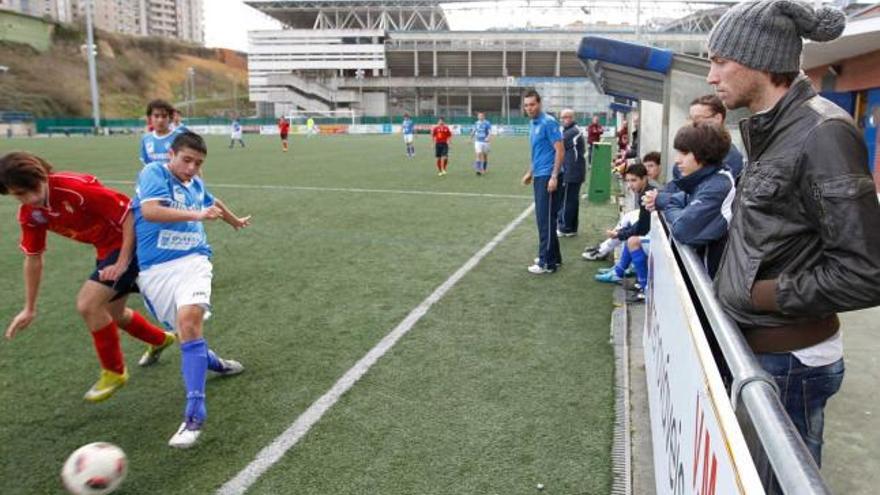 Michu observa un partido del Astur-Covadonga esta temporada.