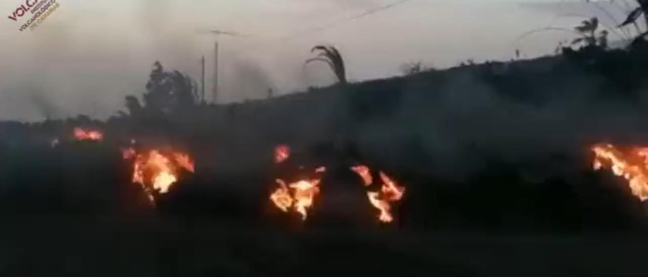 La colada del volcán de La Palma incendia una carretera