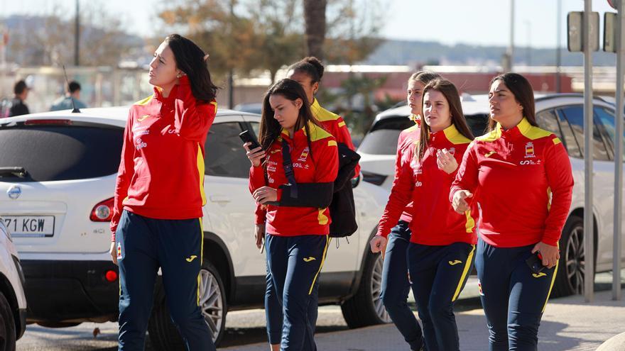 Todas las imágenes de la visita a Ibiza de las campeonas del Mundial de kárate de Budapest