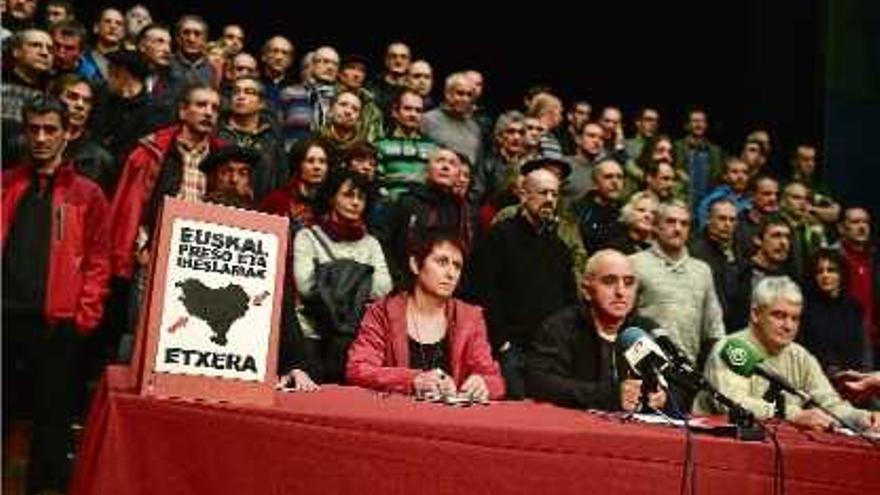 La mesa, presidida per Itziar Martínez, Arantza Garballo, Estanis Etxeguren i Antxon López, Kubati.