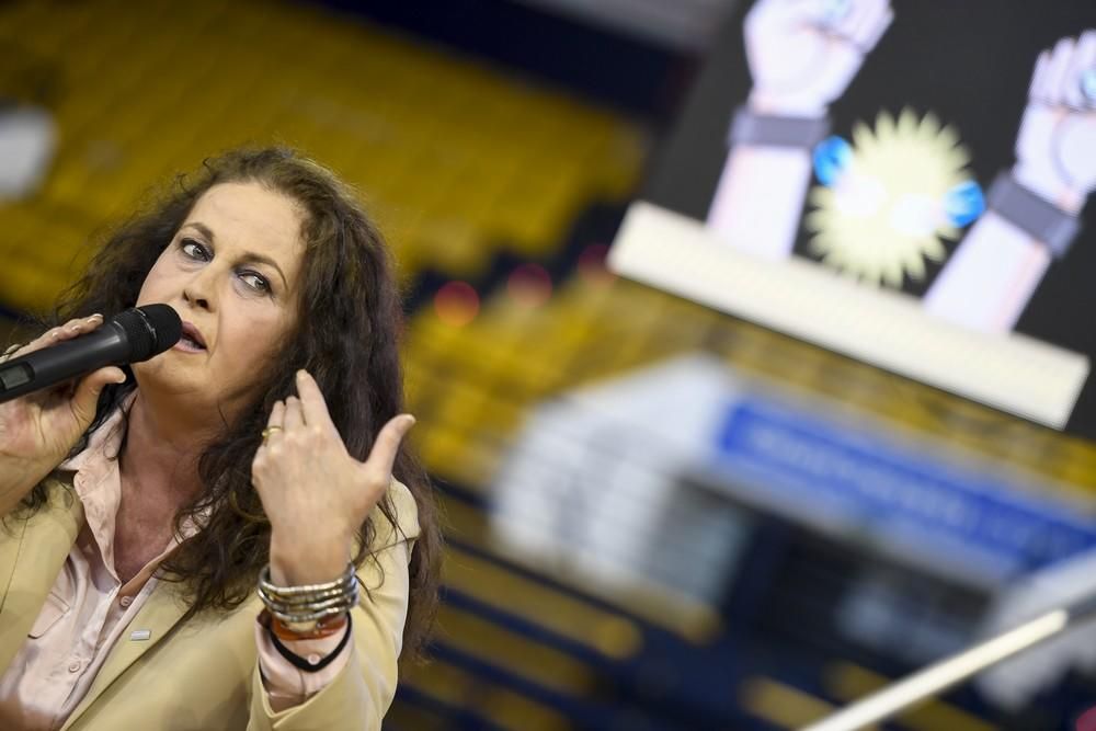 La diputada Carla Antonelli, con estudiantes de Secundaria en el Centro Insular de Deportes