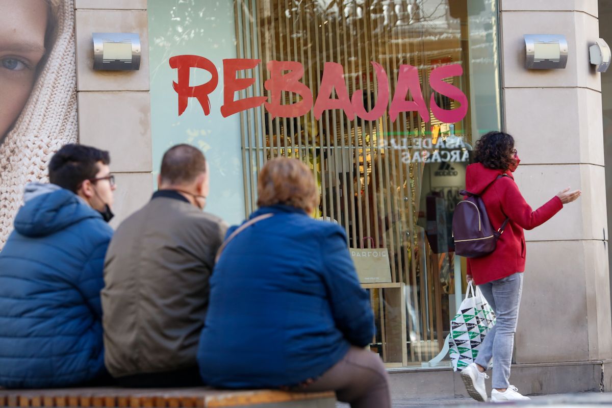 Afluencia y colas en el inicio de las rebajas de Enero