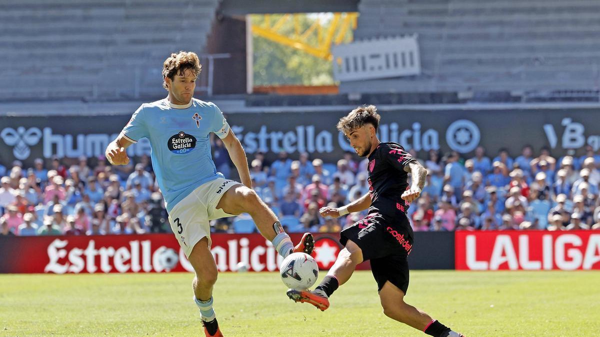 Marcos Alonso disputa el balón a un rival durante la reciente visita del Málaga a Balaídos.