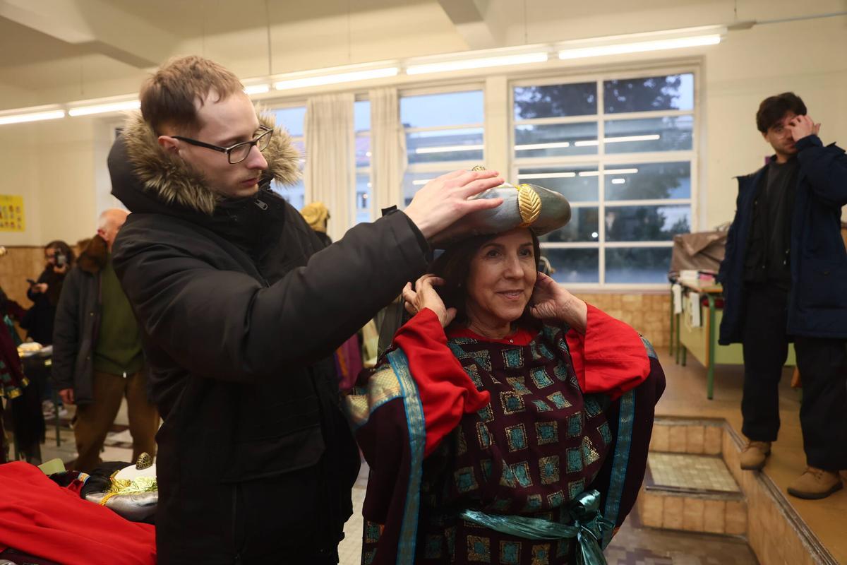 Reportaje con las pruebas de los trajes de la comitiva de los reyes Magos en la Cabalgata de Oviedo. Quedamos a las 16:45 en la puerta del Alfonso con uno de los grupos que va a desfilar