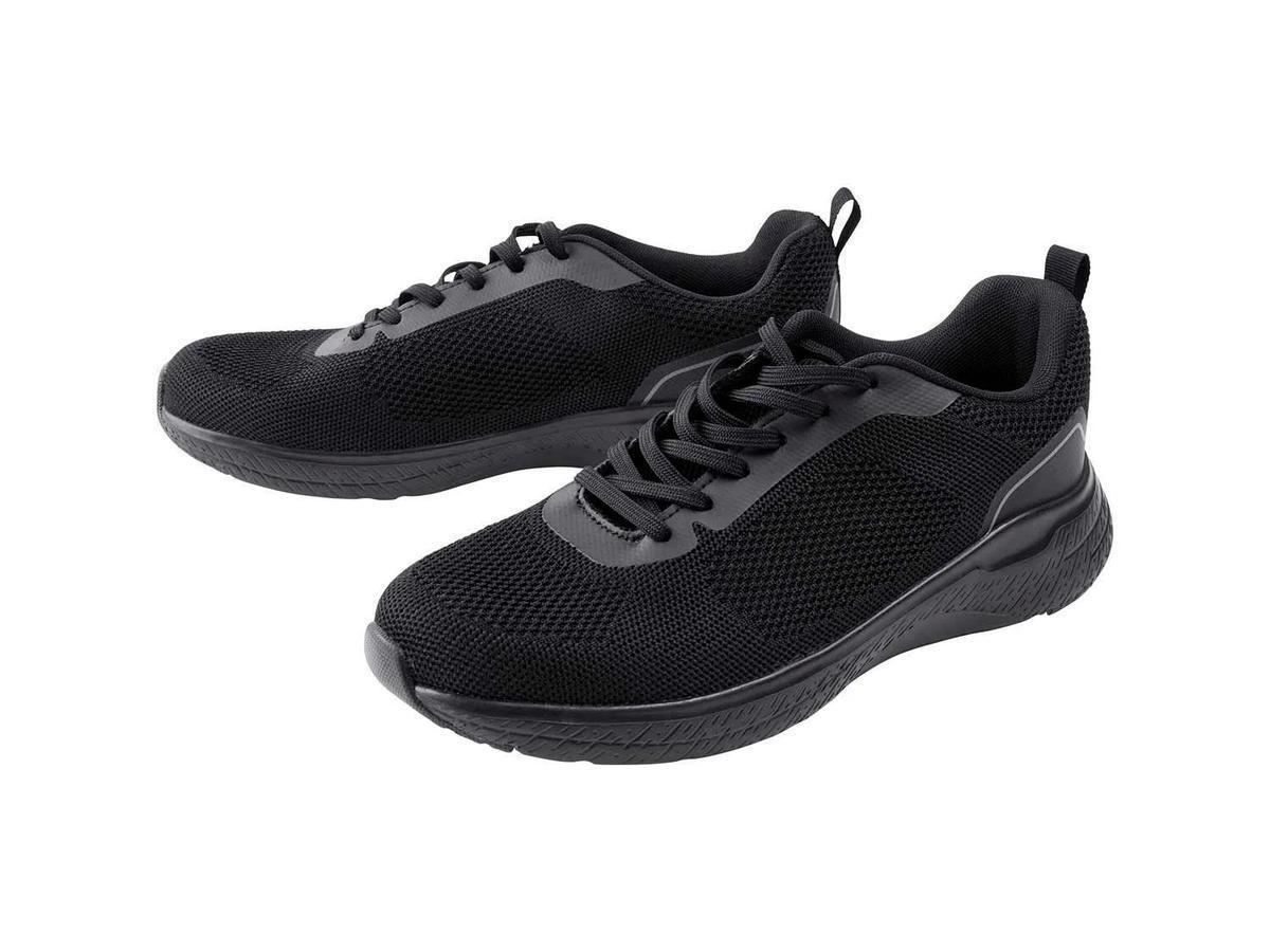 Deportivas negras.
