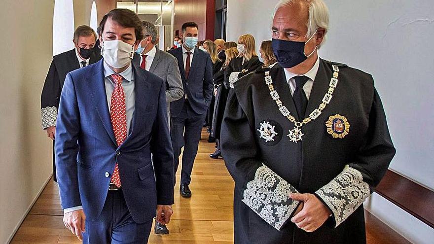 El presidente del TSJCyl, José Luis Concepción, junto al líder regional durante el acto de apertura del año judicial en la comunidad. | Ical