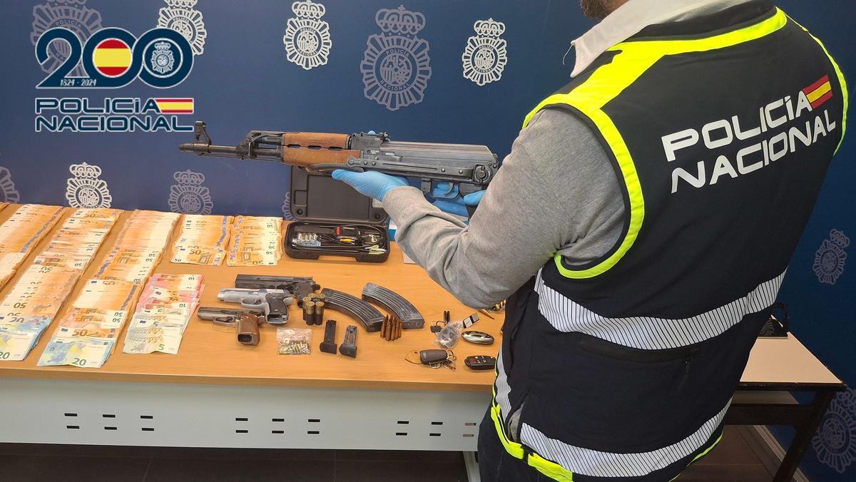Armas y otros efectos incautados por la Policía en Alicante.