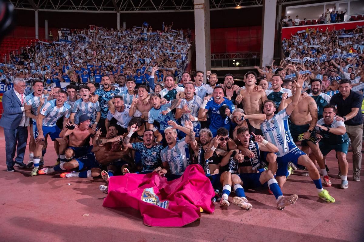 El Málaga CF celebrando el ascenso a Primera División en el UD Almería Stadium.