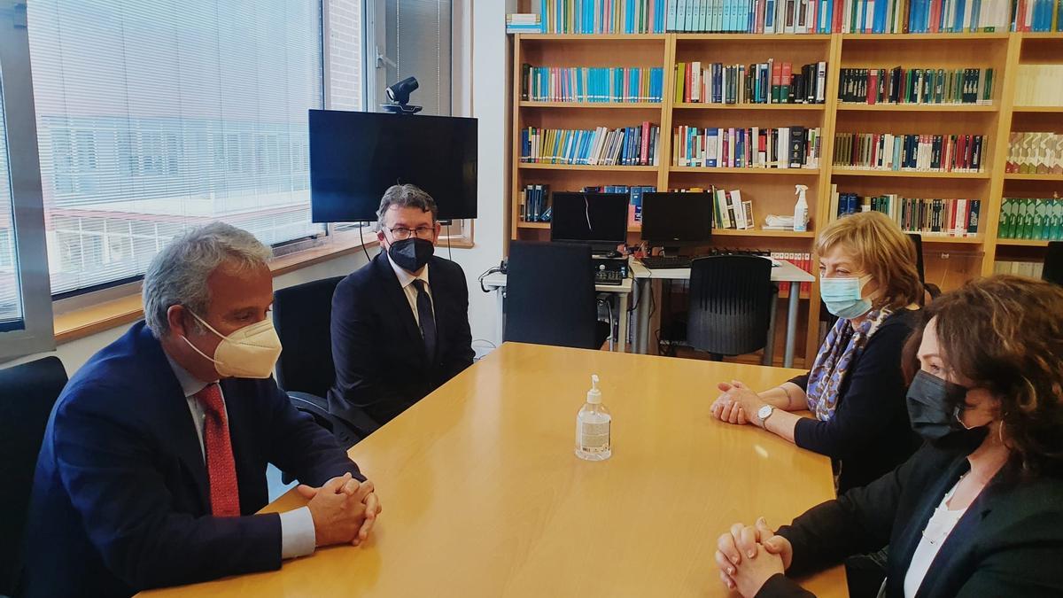 Un momento de la reunión, esta mañana, en los juzgados de Avilés.