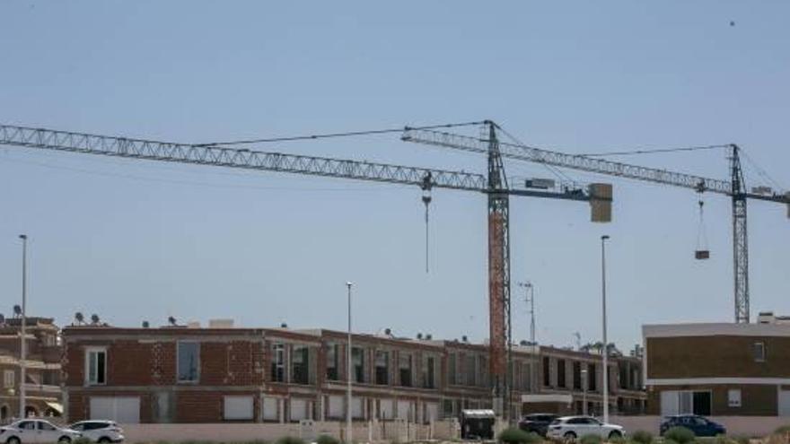 Grúas en una promoción en Gran Alacant, en Santa Pola.