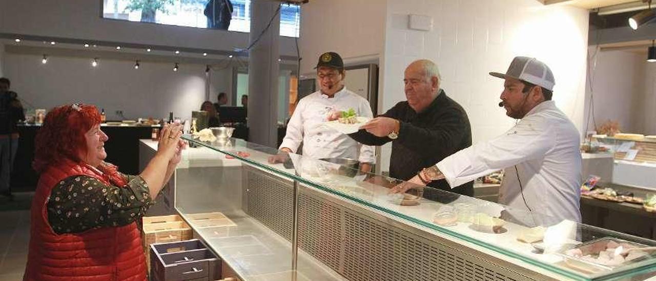 Cocineros elaboran un plato en la Plaza de Abastos Nº2 de A Ponte. // Iñaki Osorio